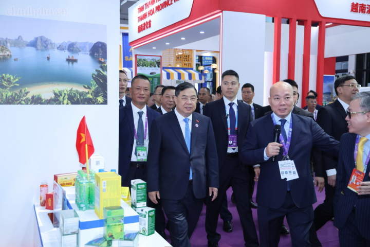 Phó Thủ tướng Thường trực Phạm Gia Túc thăm một số gian trưng bày của doanh nghiệp Việt Nam tại Hội chợ - Ảnh: chinhphu.vn/Phương Nguyên