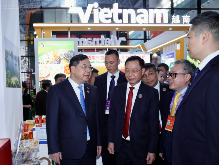 Phó Thủ tướng Thường trực Phạm Gia Túc trao đổi với các đơn vị khi đi thăm một số gian trưng bày của doanh nghiệp Việt Nam tại Hội chợ - Ảnh: chinhphu.vn/Phương Nguyên