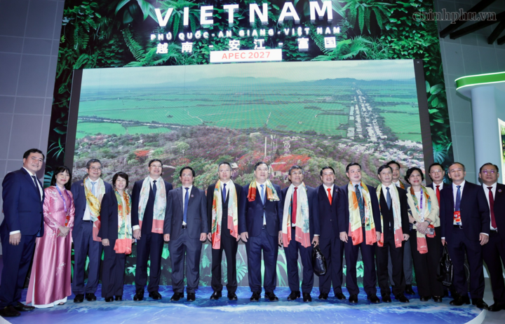 Phó Thủ tướng Thường trực Phạm Gia Túc cùng các đại biểu tại gian hàng của tỉnh An Giang - Ảnh: chinhphu.vn/Phương Nguyên