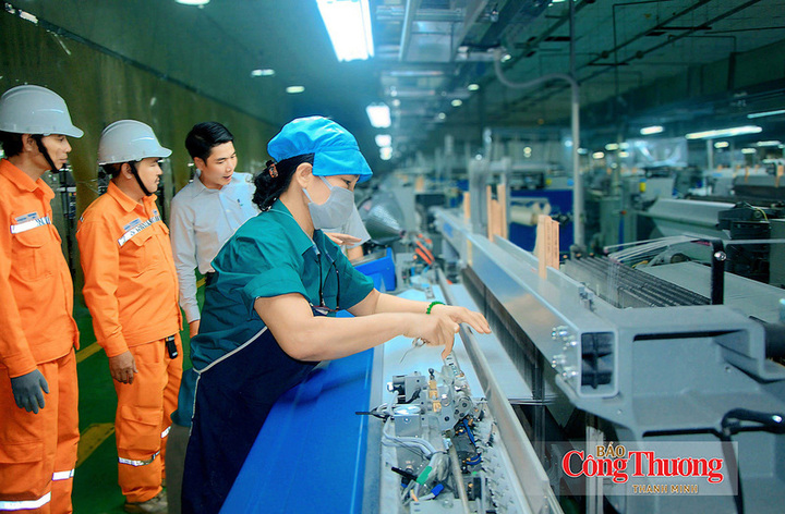Doanh nghiệp đầu tư công nghệ mới tiết kiệm điện.