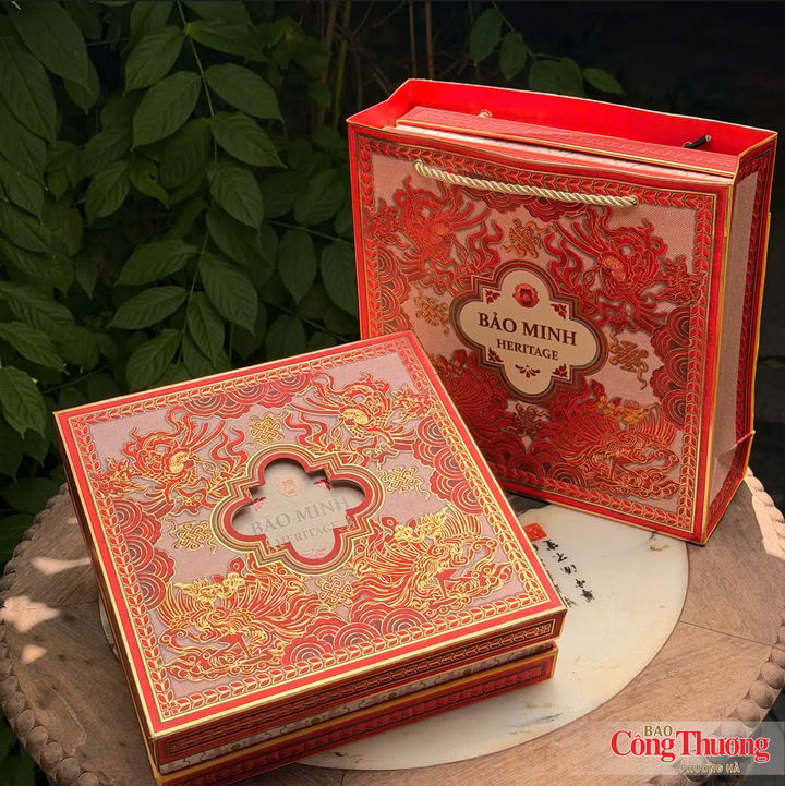 Tặng phẩm Trung thu 4 bánh Phượng Vũ Đan tái hiện kỹ nghệ thêu tay.