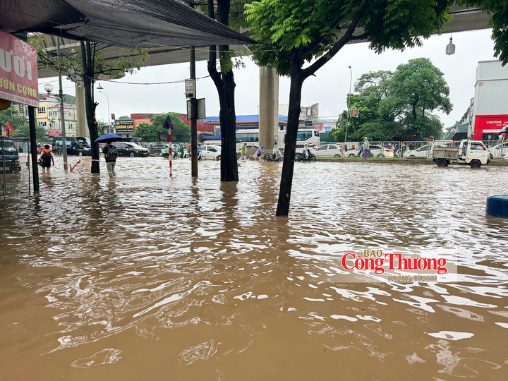 Xung quanh khu vực ga Minh Khai (đường 32) nước ngập sâu.