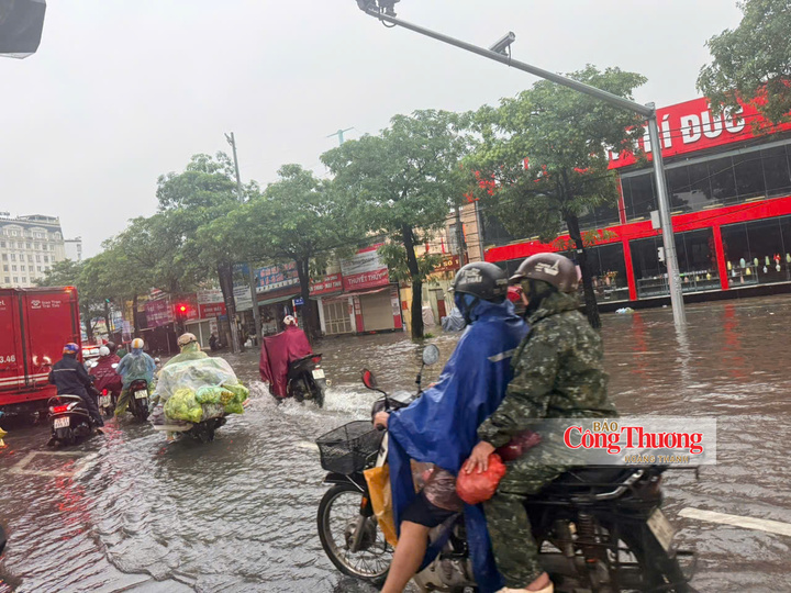 Dọc trục đường 32 giao thông khó khăn vì nước ngập.