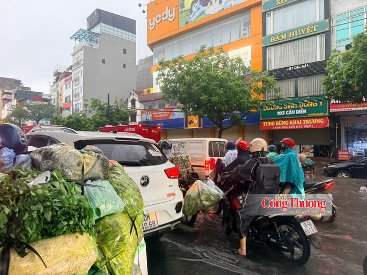Đường Kiều Mai nước ngập sâu khiến giao thông ùn ứ.