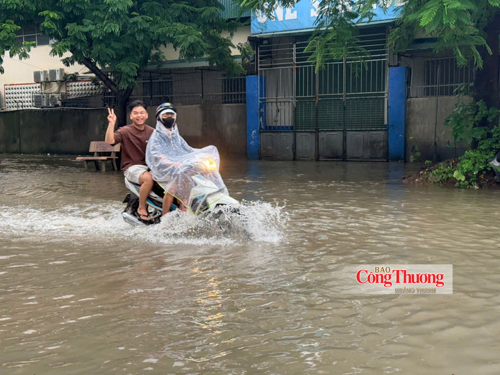 Đường vào khu công nghiệp Từ Liêm (phường Xuân Phương) nước cũng ngập sâu.