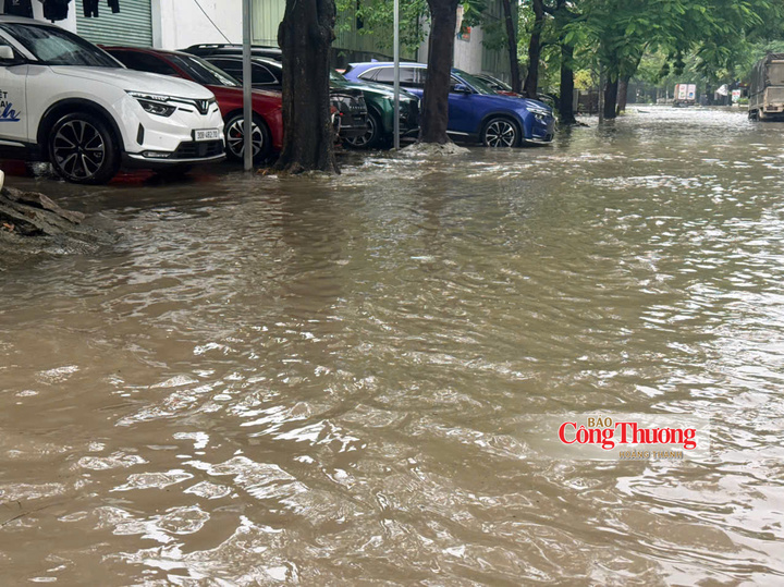 Khu công nghiệp Từ Liêm, phương tiện giao thông đỗ lên vỉa hè tránh bị nước ngập.