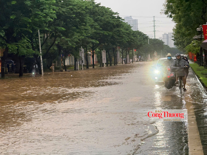 Tại đường Trịnh Văn Bô, các phương tiện giao thông đi sát lề trái để tránh bị chết máy.