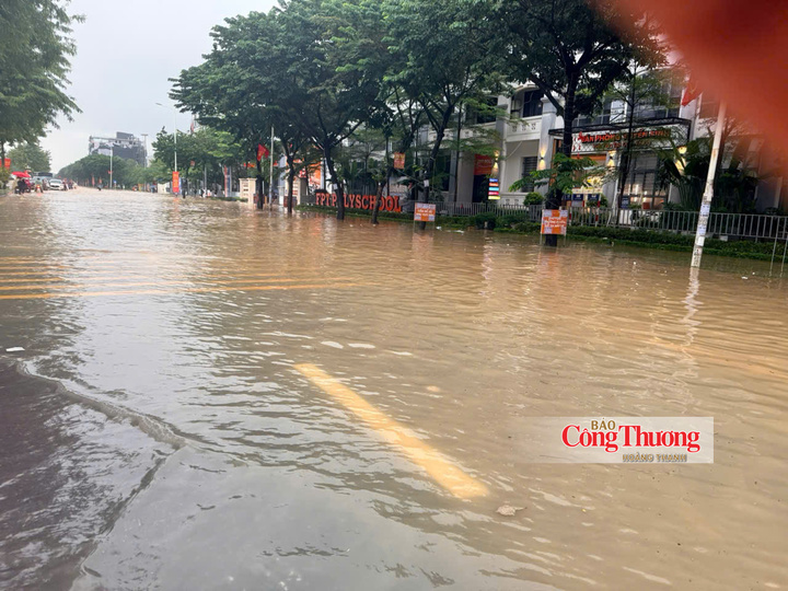 Trước cửa Trường FPT (đường Trịnh Văn Bô).