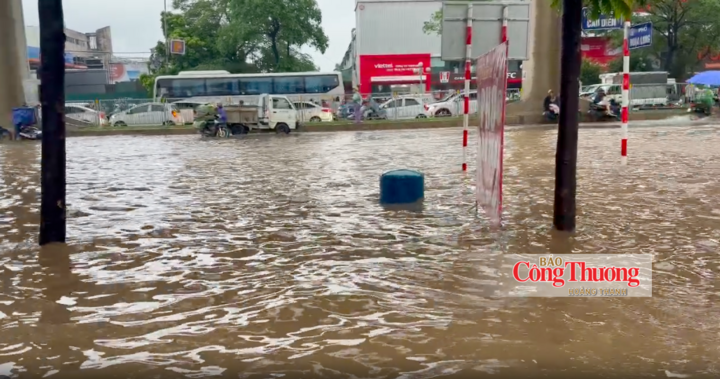 Khu vực giao đường Cầu Diễn và Ngọa Long nước cũng ngập sâu.