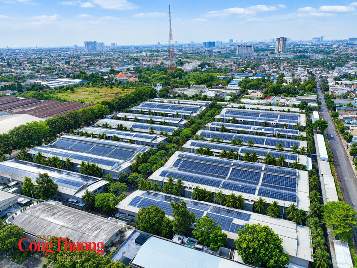 Hệ thống điện mặt trời áp mái được lắp đặt đồng loạt trên các nhà xưởng sản xuất, giúp doanh nghiệp giảm chi phí điện năng và phát thải các-bon.
