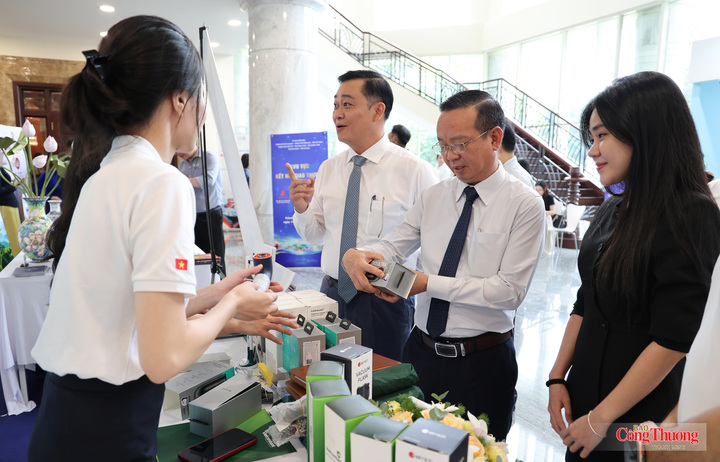 Ông Bùi Minh Thạnh, Phó Chủ tịch UBND TP. Hồ Chí Minh và các đại biểu tham quan gian hàng trưng bày, giới thiệu sản phẩm của các địa phương tại sự kiện.