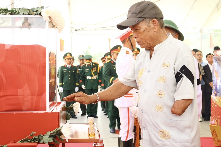 Nhiều nhân chứng, cựu chiến binh thuộc Sư đoàn 2 đến từ rất sớm, cùng dự lễ truy điệu và đón những người đồng đội trở về.