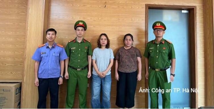 Đối tượng Phan Thùy Linh (đứng giữa) và Phạm Thị Mai (thứ hai từ phải sang) tại cơ quan điều tra
