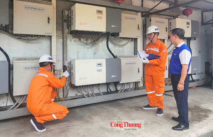 Nhân viên ngành điện hỗ trợ khách hàng trong công tác đấu nối điện mặt trời mái nhà vào hệ thống điện quốc gia.