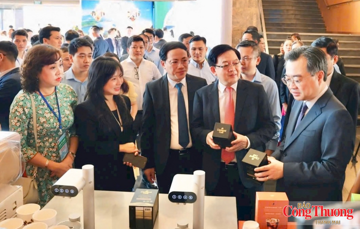 Bà Nguyễn Thị Bích Thu (lề trái) cùng các đơn vị giới thiệu sản phẩm cho lãnh đạo Trung ương trong khuôn khổ Hội nghị Xúc tiến đầu tư tỉnh Gia Lai 2026.