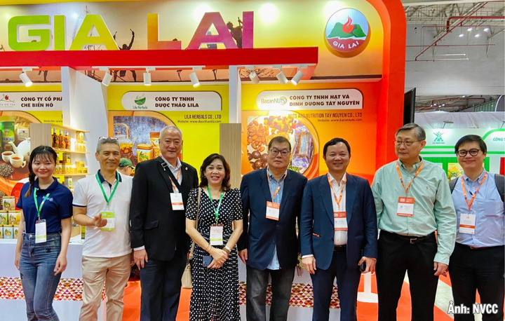 Tham tán Thương mại Việt Nam tại Singapore va các nước tham quan gian hàng của tỉnh Gia Lai tại Việt Nam Foodexpo 2025.