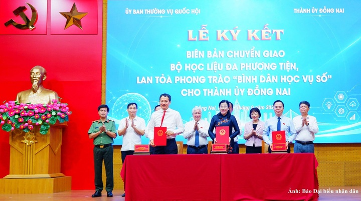 Lễ chuyển giao Bộ học liệu phục vụ phong trào Bình dân học vụ số cho Thành ủy Đồng Nai. Ảnh: Hoa Lê