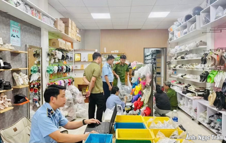 Phòng Cảnh sát kinh tế (Công an tỉnh Gia Lai) phối hợp với Đội Quản lý thị trường số 11 (Chi cục Quản lý thị trường tỉnh Gia Lai) kiểm tra hộ kinh doanh Trần Mạnh Hùng.