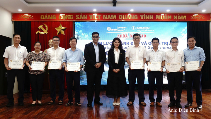 Trao chứng chỉ cho cán bộ, công nhân viên hoàn thành khóa học