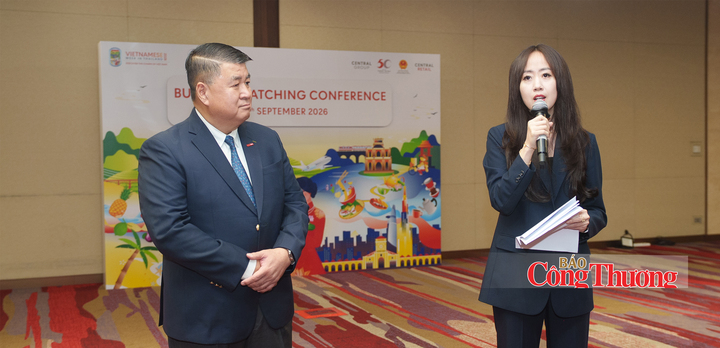 Bà Võ Hồng Anh, Phó Vụ trưởng Vụ Phát triển thị trường nước ngoài và Thương mại đa biên (Bộ Công Thương) và ông Paul Le, Phó Chủ tịch xúc tiến thương mại Tập đoàn Central Retail tại Việt Nam chia sẻ tại Hội thảo.