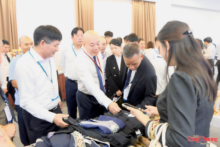 Ông Vũ Bá Phú, Cục trưởng Cục Xúc tiến thương mại, Bộ Công Thương; ông Lê Thành Đô, Phó Bí thư Thường trực Tỉnh ủy, Chủ tịch HĐND tỉnh Điện Biên; đại diện huyện Giang Thành, tỉnh Vân Nam (Trung Quốc) thăm các gian hàng trưng bày bên lề hội nghị.