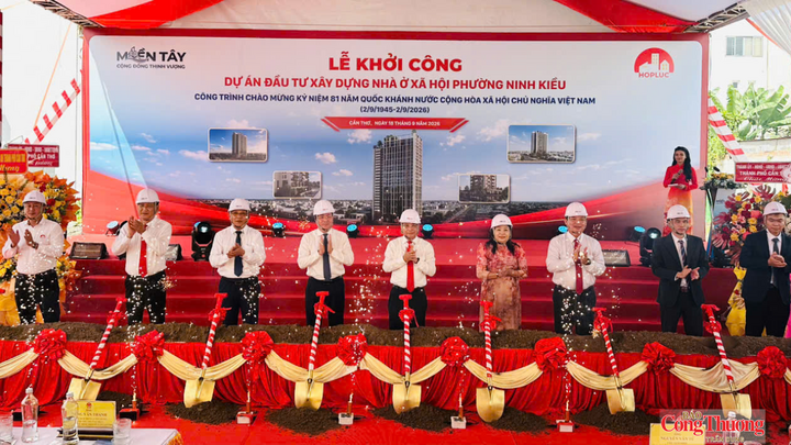 Các đại biểu thực hiện nghi thức khởi công dự án.