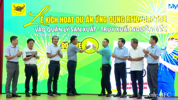 Lãnh đạo Công ty Cổ phần Phân bón Bình Điền và các đơn vị liên quan thực hiện nghi thức kích hoạt dự án ứng dụng RFID tích hợp QR Code vào quản lý sản xuất và truy xuất nguồn gốc