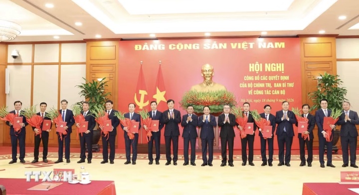Thường trực Ban Bí thư Trần Cẩm Tú trao Quyết định của Bộ Chính trị, Ban Bí thư cho 12 đồng chí giữ chức Phó Bí thư Thường trực Tỉnh uỷ và các Phó Ban Đảng Trung ương.