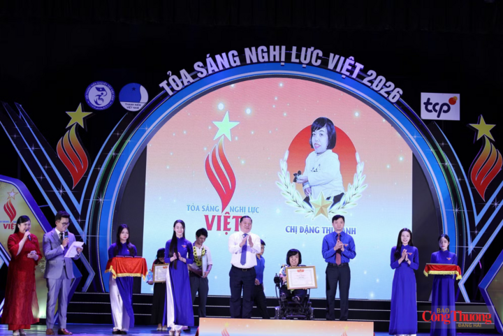Ông Nguyễn Phi Long - Ủy viên Trung ương Đảng, Phó Bí thư thường trực Đảng uỷ Mặt trận Tổ quốc, các đoàn thể Trung ương, Phó Chủ tịch Uỷ ban Trung ương Mặt trận Tổ quốc Việt Namvà anh Nguyễn Minh Triết - Ủy viên dự khuyết Trung ương Đảng, Bí thư thường trực Trung ương Đoàn, Chủ tịch Trung ương Hội Sinh viên Việt Nam trao bằng khen cho thanh niên khuyết tật được vinh danh.