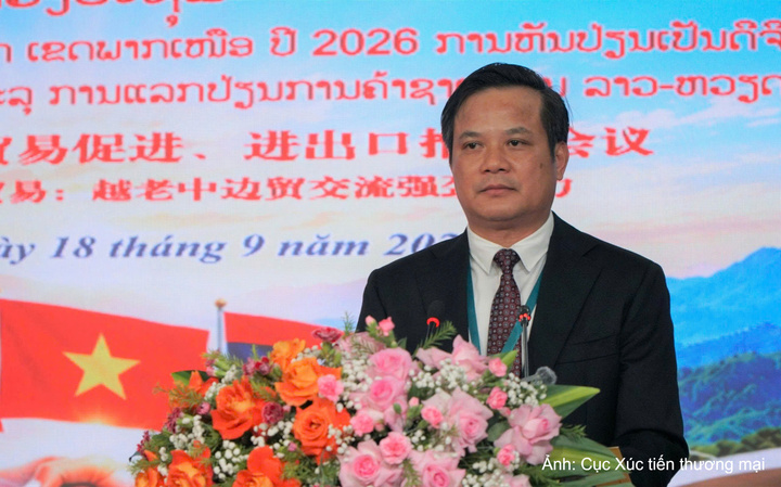 Ông Lò Văn Cương, Ủy viên Ban Thường vụ Tỉnh ủy, Phó Chủ tịch Thường trực UBND tỉnh Điện Biên phát biểu tại hội nghị