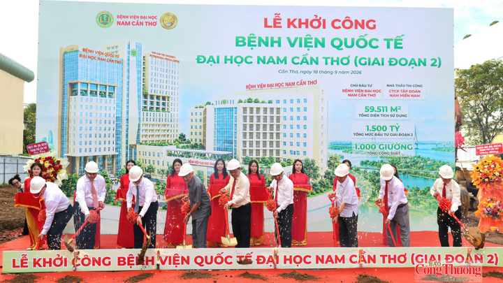 Các đại biểu thực hiện nghi thức khởi công dự án.