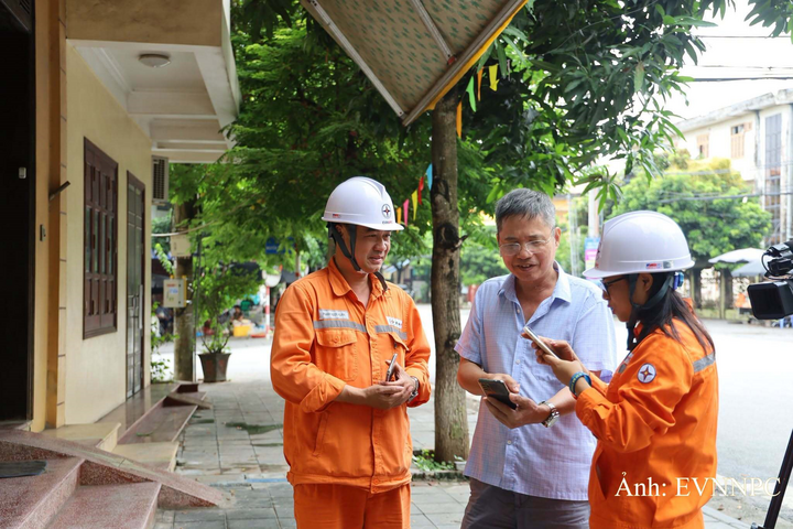 Nhân viên Điện lực Phố Hiến, Công ty Điện lực Hưng Yên hướng dẫn khách hàng các tiện ích của App EVN CSKH.