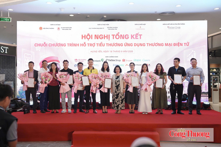 Phó Cục trưởng Cục Thương mại điện tử Nguyễn Thị Minh Hiền trao hoa và thư cảm ơn cho các đơn vị đồng hành cùng chuỗi chương trình