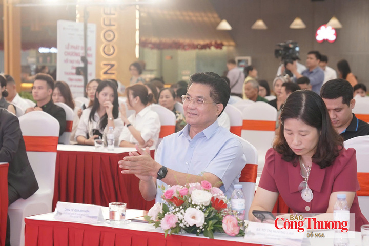 Chương trình có sự tham dự của đại diện lãnh đạo Ủy ban nhân dân tỉnh Hưng Yên; đại diện các sở, ban, ngành, hiệp hội cùng các doanh nghiệp, tổ chức tín dụng và các nền tảng thương mại điện tử