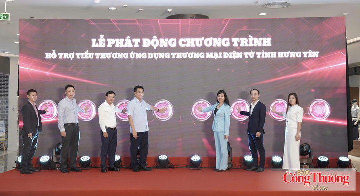 Các đại biểu ấn nút Lễ phát động chương trình Hỗ trợ tiểu thương ứng dụng thương mại điện tử Hưng Yên