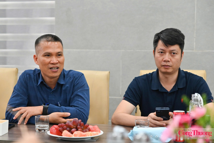 Ông Trần Ngọc Anh (trái)- Thành viên Hội đồng quản trị - Giám đốc sản xuất Công ty CP Công nghiệp Á Mỹ và ông Phan Tuấn Anh (phải) - Giám đốc nhà máy AMY SPC, Chủ tịch Công đoàn Công ty CP Công nghiệp Á Mỹ.