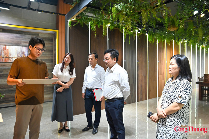 Đại diện Công ty CP Công nghiệp Á Mỹ giới thiệu sản phẩm trưng bày với Đoàn công tác Báo Công Thương.