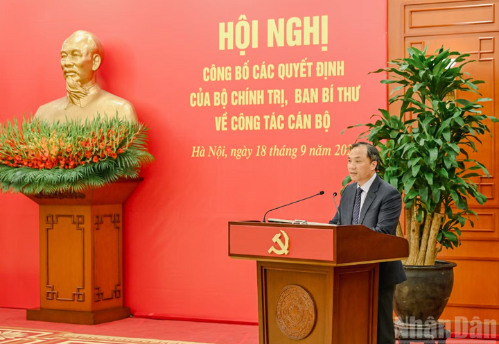 Phó Trưởng Ban Tổ chức Trung ương Hoàng Trung Dũng công bố các quyết định. Ảnh: Duy Linh
