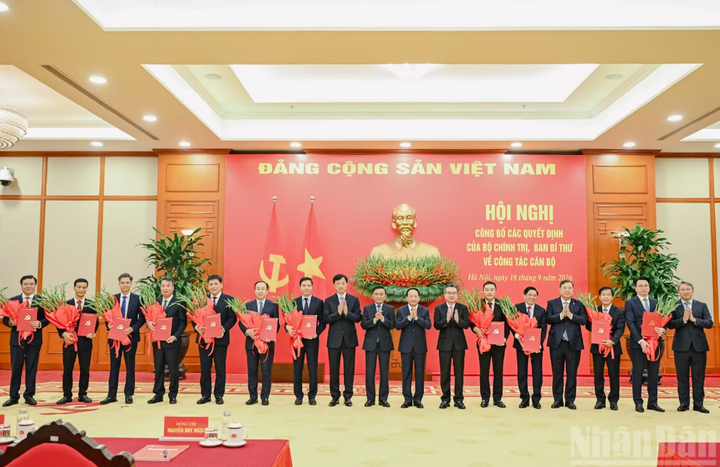 Thường trực Ban Bí thư Trần Cẩm Tú và các đồng chí lãnh đạo Đảng, Nhà nước trao quyết định và tặng hoa chúc mừng các đồng chí được phân công, điều động vừa nhận Quyết định. Ảnh: Duy Linh