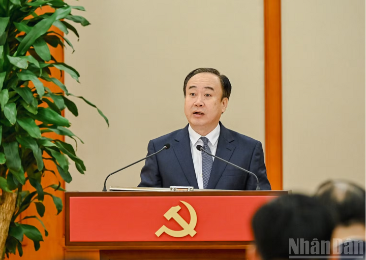 Phó Bí thư Thường trực Thành ủy Hải Phòng Nguyễn Sỹ Hiệp phát biểu nhận nhiệm vụ. Ảnh: Duy Linh