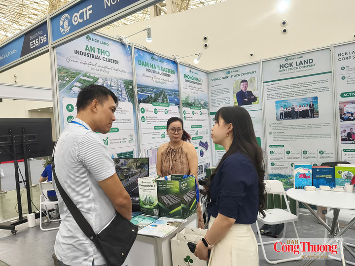 Nhân viên Công ty NCK Land đang tư vấn cho khách tham quan triển lãm.