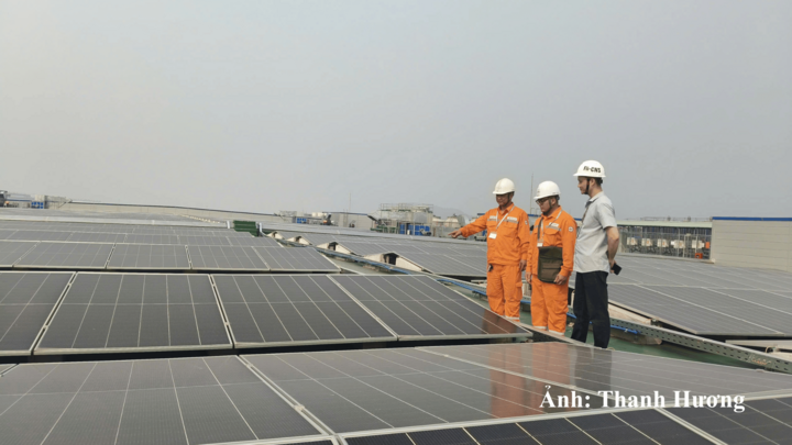 Bộ Công Thương đề nghị các địa phương ban hành chính sách hỗ trợ hộ gia đình lắp đặt điện mặt trời mái nhà, hoàn thành các mục tiêu trước tháng 3/2027. Ảnh minh hoạ