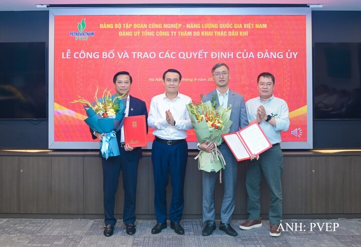 Lãnh đạo PVEP trao quyết định và chúc mừng các đồng chí được chỉ định tham gia Ban Chấp hành Đảng bộ PVEP nhiệm kỳ 2025-2030. Ảnh: PVEP