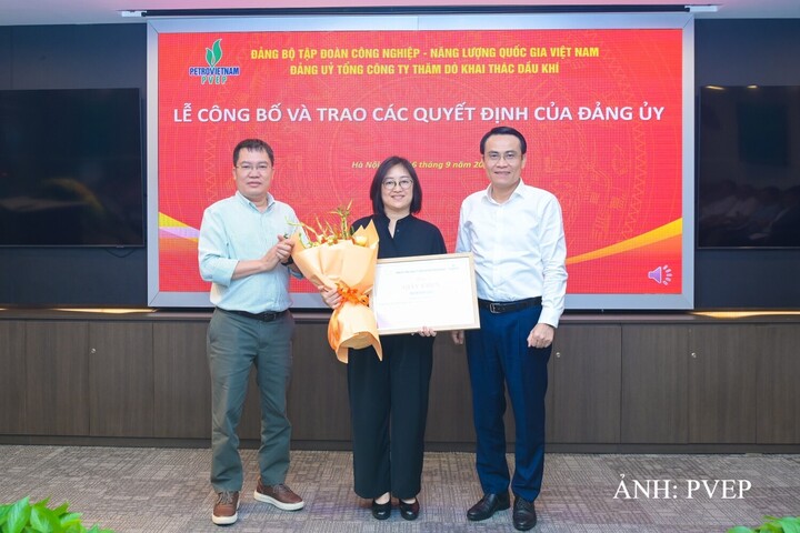 Lãnh đạo PVEP trao bằng khen và chúc mừng Chi bộ Kiểm soát đạt Giải C tại Cuộc thi chính luận về “Bảo vệ nền tảng tư tưởng của Đảng” lần thứ II, năm 2026. Ảnh: PVEP