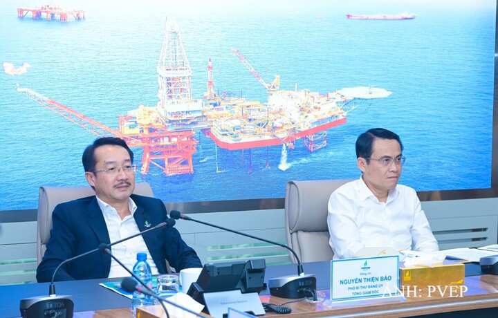 Đồng chí Trương Quốc Lâm, Bí thư Đảng ủy, Chủ tịch HĐTV PVEP và đồng chí Nguyễn Thiện Bảo, Phó Bí thư Đảng ủy, Tổng Giám đốc PVEP chủ trì hội nghị. Ảnh: PVEP