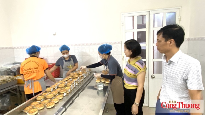 Đoàn công tác phường Thủy Nguyên, TP. Hải Phòng kiểm tra quy trình sản xuất bánh trung thu tại địa phương.