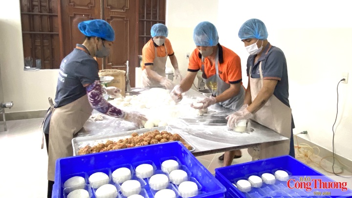 Nhân viên Hiệu bánh Cam Nhung, phường Thủy Nguyên, TP. Hải Phòng sản xuất bánh trung thu