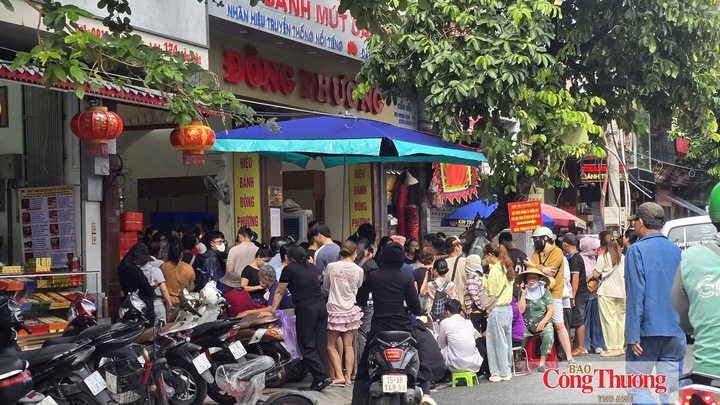 Hiệu bánh trung thu tại Hải Phòng thu hút đông đảo khách hàng.