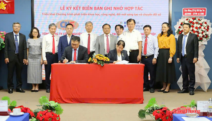 Đại diện IUH và Tổng Công ty Công nghiệp Sài Gòn ký kết biên bản ghi nhớ hợp tác triển khai chương trình phát triển khoa học, công nghệ, đổi mới sáng tạo và chuyển đổi số.