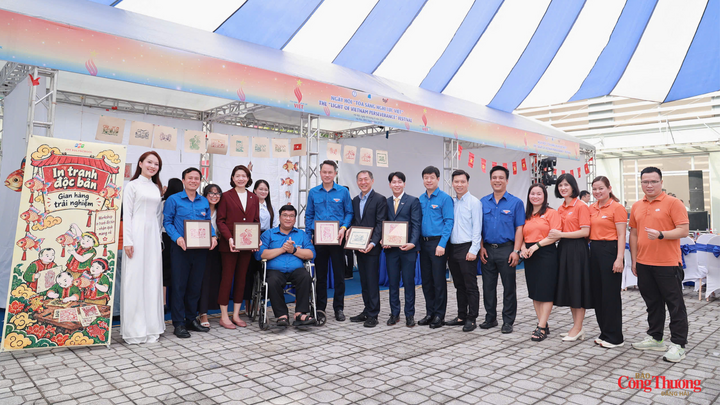 Các đại biểu trải nghiệm in tranh độc bản tại ngày hội.